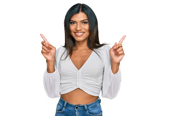 Giovane Latina Transessuale Transessuale Donna Indossa Abiti Casual Sorridente Fiducioso — Foto Stock