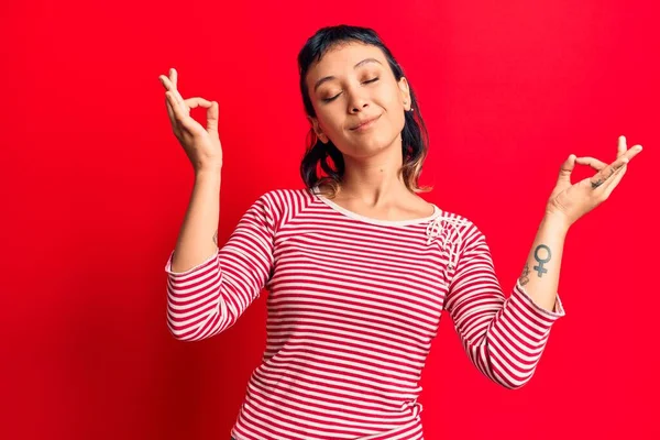 Jovem Mulher Vestindo Roupas Casuais Relaxar Sorrir Com Olhos Fechados — Fotografia de Stock