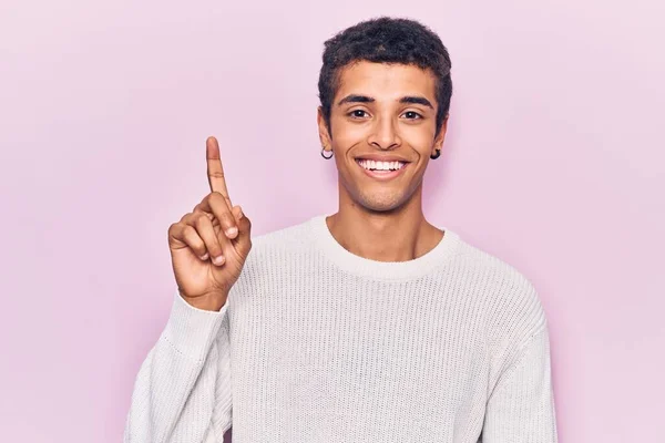 Jonge Afrikaans Amerikaanse Man Casual Kleding Glimlachend Met Een Idee — Stockfoto