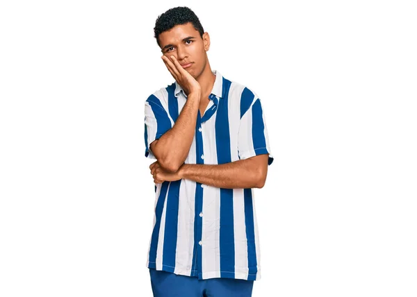 Jovem Árabe Homem Vestindo Roupas Casuais Pensando Olhar Cansado Entediado — Fotografia de Stock