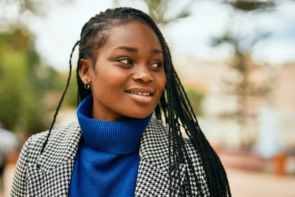 Молодая Африканская Американская Бизнесвумен Улыбается Счастливо Стоя Парке — стоковое фото
