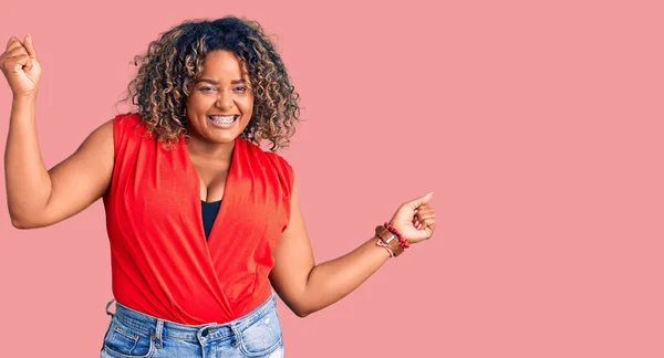 Молодой Африканский Американец Плюс Размер Женщины Носить Случайный Стиль Рукавом — стоковое фото