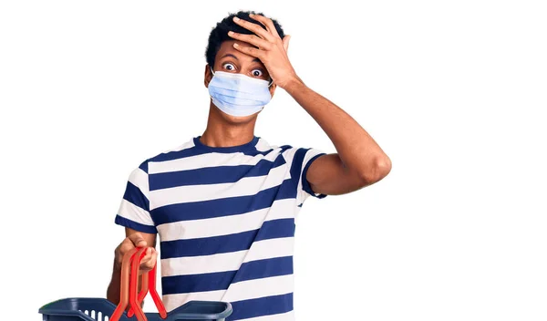 Fiatal Afro Amerikai Férfi Bevásárlókosár Orvosi Maszk Stresszes Frusztrált Kéz — Stock Fotó