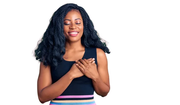 Vacker Afrikansk Amerikansk Kvinna Klädd Avslappnade Kläder Leende Med Händerna — Stockfoto