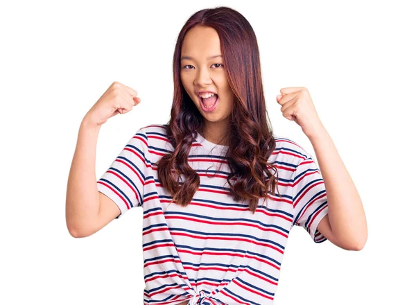 Ung Vacker Kinesisk Flicka Bär Casual Kläder Skriker Stolt Firar — Stockfoto