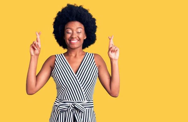 Jovem Afro Americana Vestindo Roupas Casuais Gesticulando Dedo Cruzado Sorrindo — Fotografia de Stock