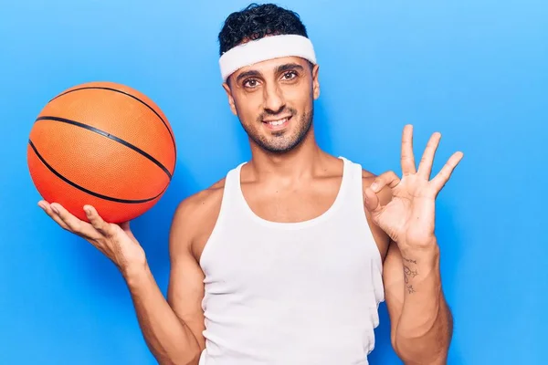 Young Hispanic Man Holding Basketball Ball Doing Sign Fingers Smiling — Foto de Stock