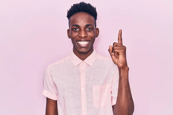 Jonge Afro Amerikaanse Man Die Casual Kleren Draagt Wijzend Met — Stockfoto