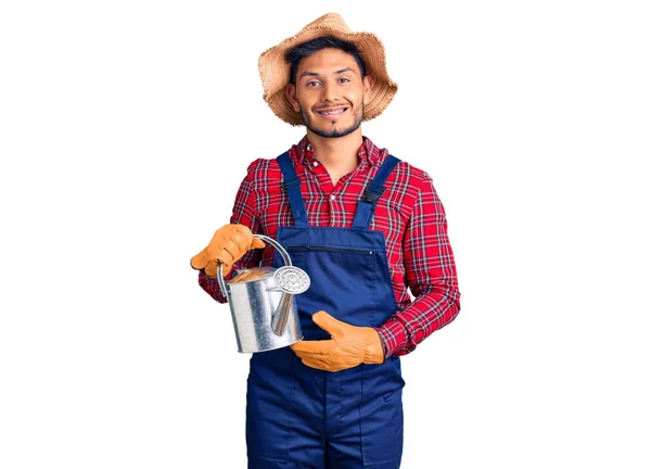 Guapo Joven Latinoamericano Sosteniendo Teléfono Vintage Mirando Positivo Feliz Pie — Foto de Stock