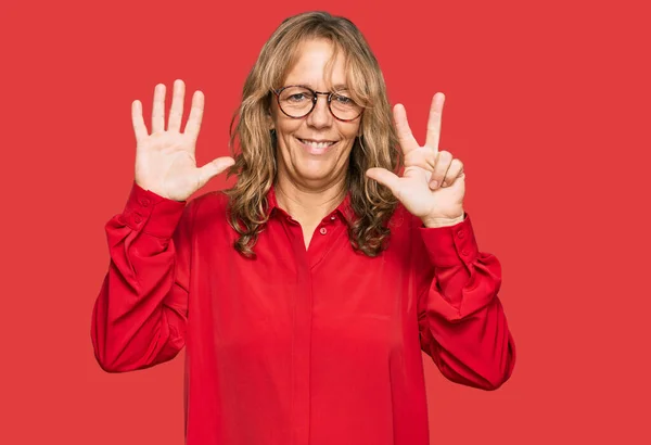 Mujer Rubia Mediana Edad Con Camisa Casual Sobre Fondo Rojo — Foto de Stock