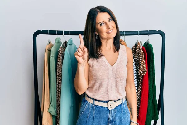 Donna Bruna Mezza Età Che Lavora Come Personal Shopper Professionista — Foto Stock