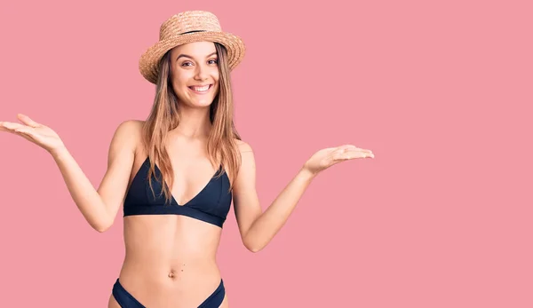Jeune Belle Fille Portant Bikini Chapeau Expression Vide Confus Avec — Photo