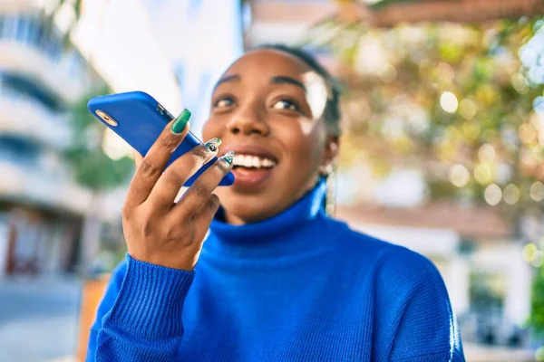 Jovem Afro Americana Sorrindo Feliz Enviando Mensagem Voz Usando Smartphone — Fotografia de Stock