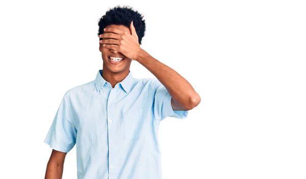 Joven Hombre Afroamericano Vistiendo Ropa Casual Sonriendo Riendo Con Mano — Foto de Stock