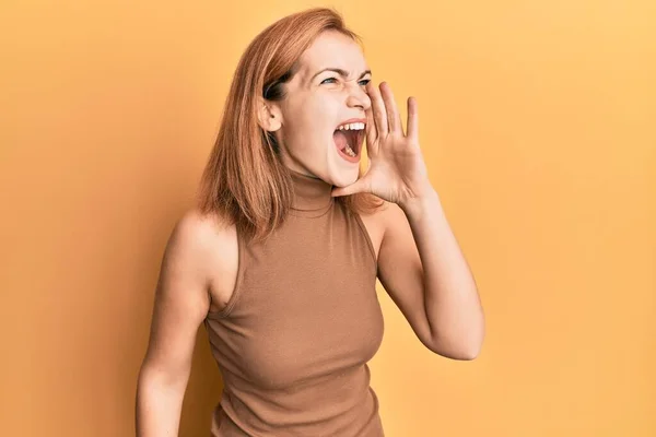 Young Caucasian Woman Wearing Casual Style Sleeveless Dress Shouting Screaming — Stock Photo, Image