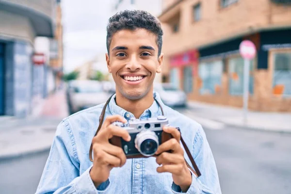 Νεαρός Λατίνος Τουρίστας Χαμογελά Χαρούμενος Χρησιμοποιώντας Vintage Κάμερα Πόδια Στην — Φωτογραφία Αρχείου