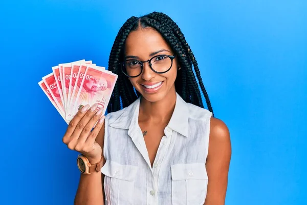 Hermosa Mujer Hispana Sosteniendo Billetes Shekels Israel Que Lucen Positivos —  Fotos de Stock