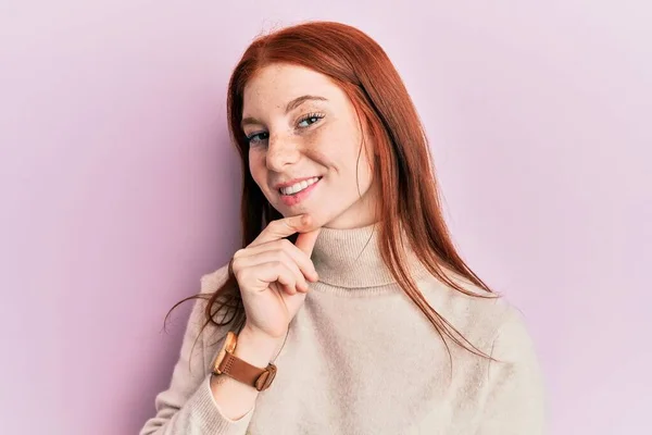 Ung Rød Hoved Pige Iført Rullekrave Sweater Smilende Ser Selvsikker - Stock-foto