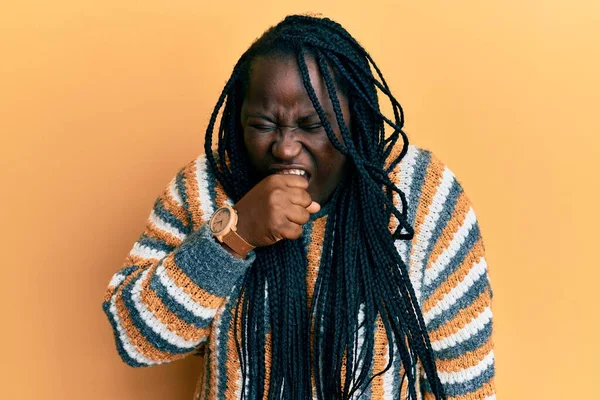 Mujer Negra Joven Con Trenzas Que Usan Suéter Casual Invierno —  Fotos de Stock