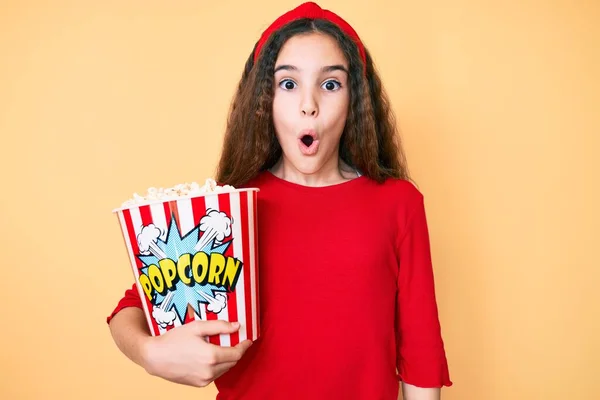 Mignon Hispanique Enfant Fille Tenant Pop Corn Peur Étonné Avec — Photo