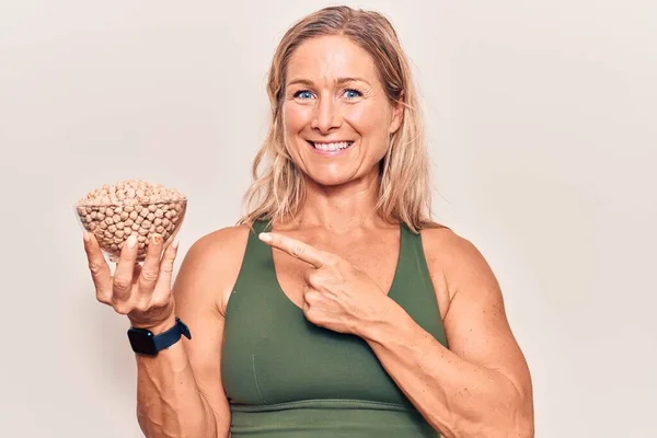 Mujer Rubia Caucásica Mediana Edad Sosteniendo Tazón Garbanzos Sonriendo Feliz — Foto de Stock