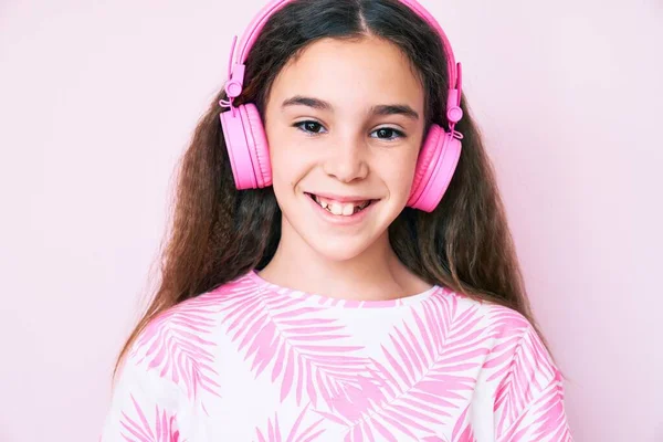 Linda Niña Hispana Escuchando Música Usando Auriculares Con Una Sonrisa —  Fotos de Stock