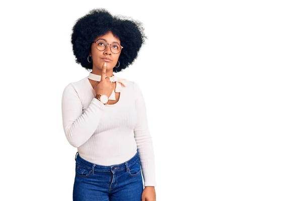 Young African American Girl Wearing Casual Clothes Glasses Thinking Concentrated — Stock Photo, Image