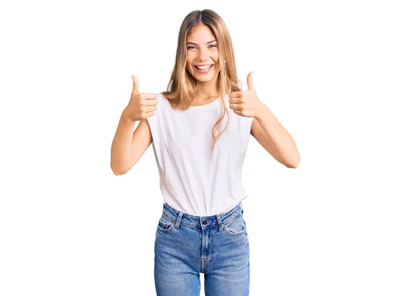 Bella Donna Caucasica Con Capelli Biondi Indossa Casual Segno Successo — Foto Stock