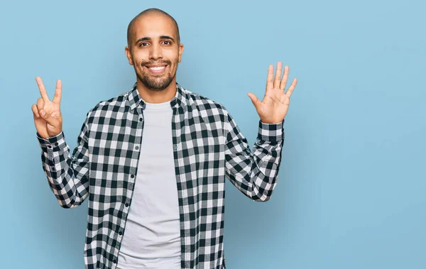 Hispanischer Erwachsener Mann Lässiger Kleidung Zeigt Mit Finger Nummer Sieben — Stockfoto