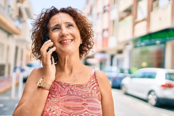 Mujer Mediana Edad Sonriendo Feliz Hablando Teléfono Inteligente Caminando Calle — Foto de Stock