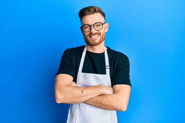 Joven Pelirrojo Vistiendo Delantal Profesional Cara Feliz Sonriendo Con Los — Foto de Stock