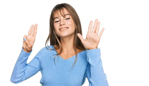 Підліток Біла Дівчина Повсякденному Одязі Показує Вказує Пальцями Номер Вісімки — стокове фото