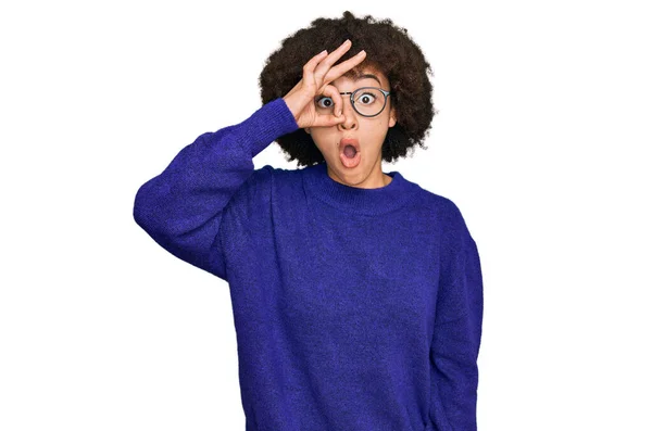 Young Hispanic Girl Wearing Casual Winter Sweater Glasses Doing Gesture — Stock Photo, Image