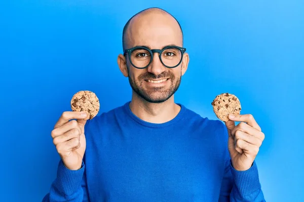 Jonge Spaanse Man Met Chocoladechips Koekjes Glimlachend Met Een Vrolijke — Stockfoto