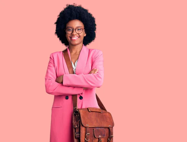 Mladá Afro Americká Žena Obchodním Oblečení Kožené Tašce Šťastně Usmívá — Stock fotografie