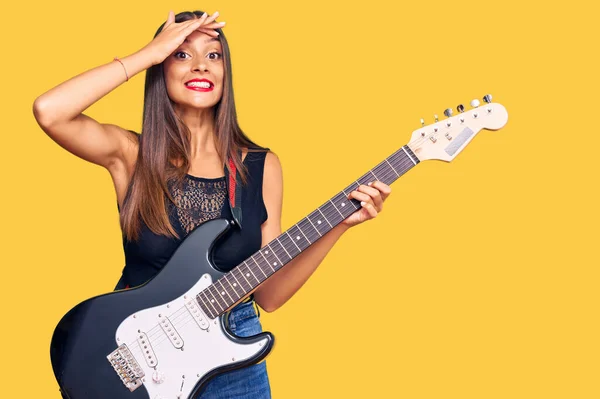 Mujer Hispana Joven Tocando Guitarra Eléctrica Estresada Frustrada Con Mano —  Fotos de Stock