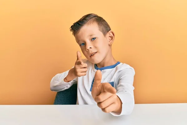 Entzückendes Kaukasisches Kind Lässiger Kleidung Das Auf Dem Tisch Sitzt — Stockfoto