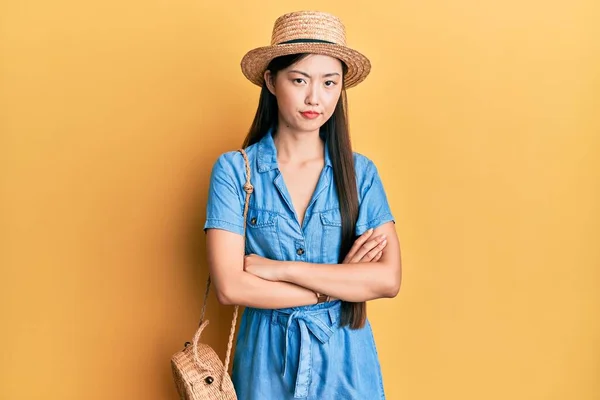 Jovem Chinesa Usando Chapéu Verão Cético Nervoso Desaprovando Expressão Rosto — Fotografia de Stock