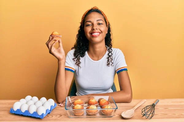 Jong Afrikaans Amerikaans Meisje Maken Muffins Zitten Tafel Kijken Positief — Stockfoto