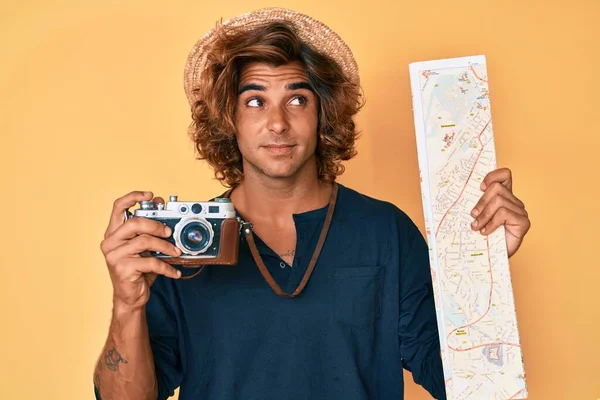 Ung Latinamerikan Man Håller Vintage Kamera Och Stadskarta Leende Tittar — Stockfoto