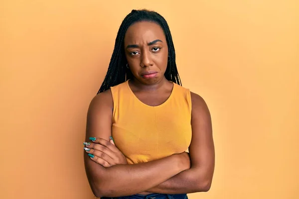 Jonge Afro Amerikaanse Vrouw Met Armen Gekruist Gebaar Depressief Zorgen — Stockfoto
