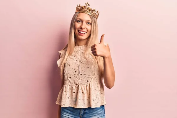 Jovem Mulher Loira Vestindo Princesa Coroa Sorrindo Feliz Positivo Polegar — Fotografia de Stock