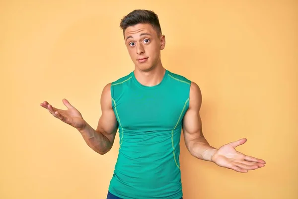 袖のないシャツにスポーティなスタイルを身に着けている若いヒスパニック系の少年は 腕や手との混乱表現を調達しました 疑わしい概念 — ストック写真
