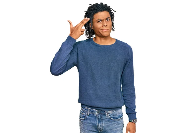 若いアフリカ系アメリカ人の男は 銃のように頭に手と指を指して自分自身を撮影し 自殺のジェスチャー — ストック写真