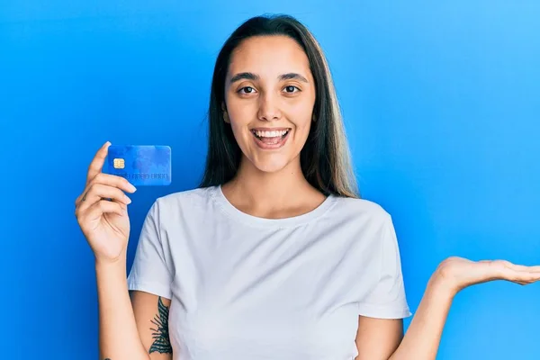 Joven Mujer Hispana Sosteniendo Tarjeta Crédito Celebrando Logro Con Sonrisa —  Fotos de Stock