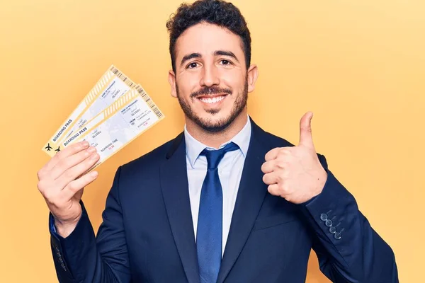 Joven Hombre Hispano Con Traje Sosteniendo Tarjeta Embarque Sonriendo Feliz — Foto de Stock