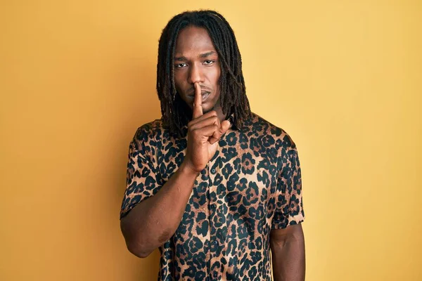 Африканский Американец Косичками Леопардовой Рубашке Отпечатками Животного Просящий Помолчать Пальцем — стоковое фото