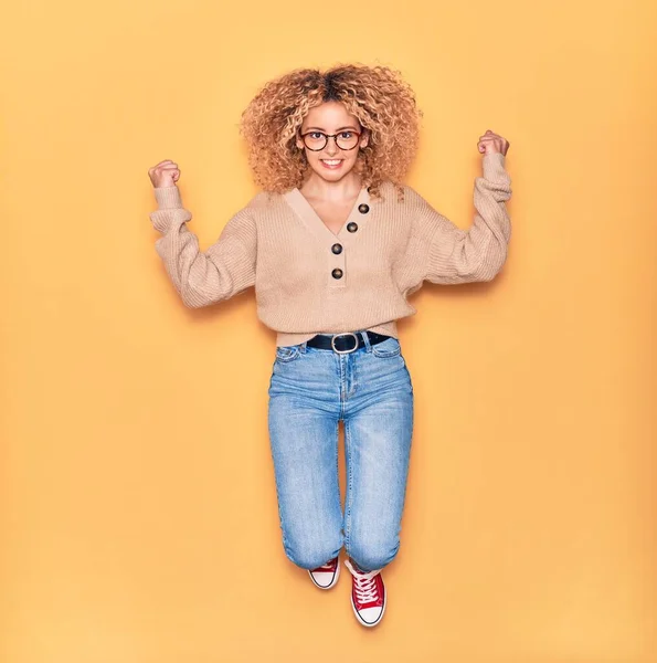 Joven Hermosa Chica Rizada Con Ropa Casual Gafas Sonriendo Feliz — Foto de Stock