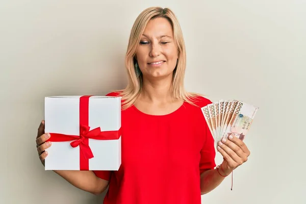 Middle Age Caucasian Woman Holding Gift South Korean Won Banknotes — Stock Photo, Image