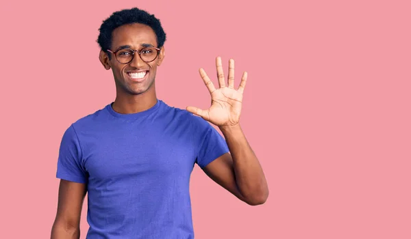 Africano Bonito Homem Vestindo Roupas Casuais Óculos Mostrando Apontando Para — Fotografia de Stock